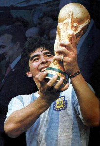 800px-Maradona-Mundial_86_con_la_copa